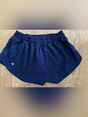 LULULEMON RARE Hotty Hot Low Rise 2.5" Lined Short Exercise Blue Larkspur Size 8